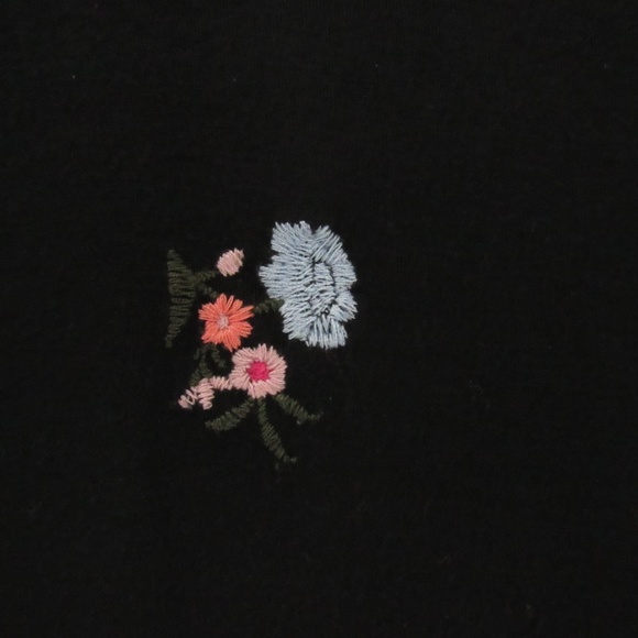 American Eagle Soft & Sexy Embroidered Floral Tee - Picture 4 of 10